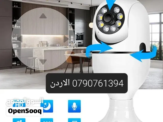 كاميرا مراقبة ذكية منزلية كاميرات مصباح تعمل عبر الواي فاي، وتتميز بالتالي: تحكم كامل عبر الهاتف كام
