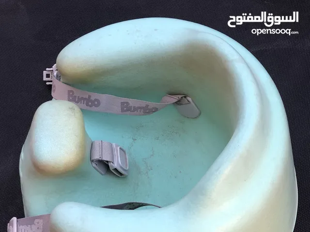 مقعد لتعليم الطفلة على الجلوس