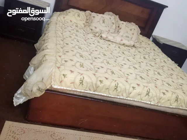 تخت مجوز حجم كينغ مع فرشة ضغط عالي مع كمودينتين