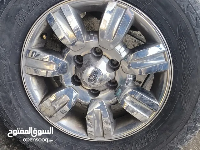 طقم كوتشوك و جنط مقاس 275/65/18 كوتشوك نص عمر نوع ماكسس AT للبيع بسعر 250 دينار