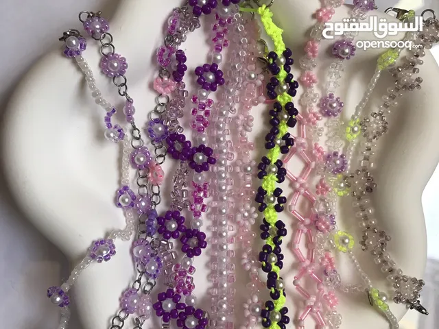 أساور وقلادة وحلق وخواتم بالخرز