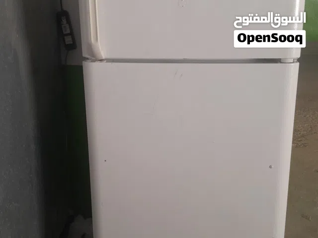 ثلاجه حجم كبير ما اعرفش هي كم قدم وبحاله جيده
