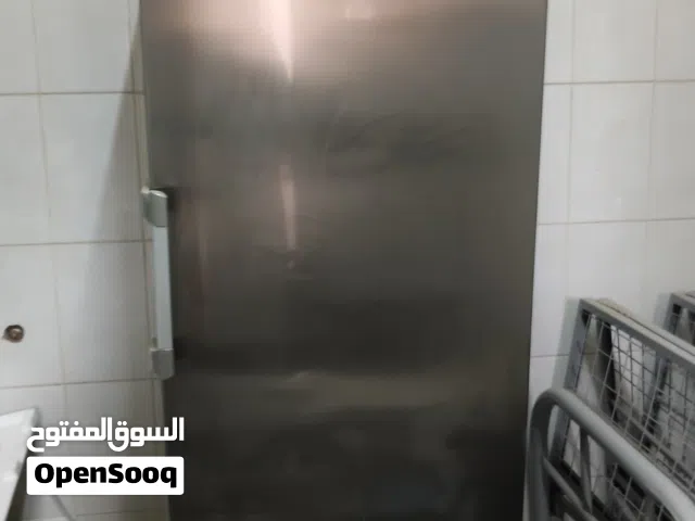 ثلاجه اريستون نضيفه ماشاء الله  ماتشتكي من اي شيء بس فيها تسريب فريون بس هذي هي مشكلتها