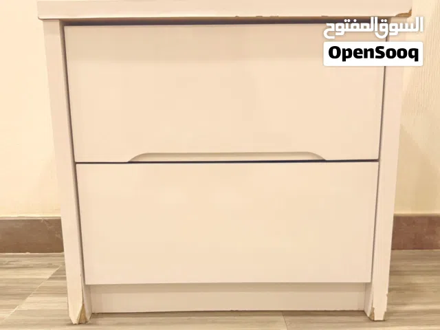 طاولة جانبية للسرير