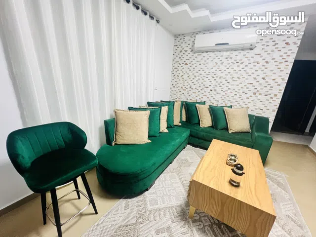 طقم زاويه تفصيل محلي شبه جديد غبره فش عليه معاه 11 محده كبار قياس 6 متر 3*2 مريح جدا وخشب ثقيل