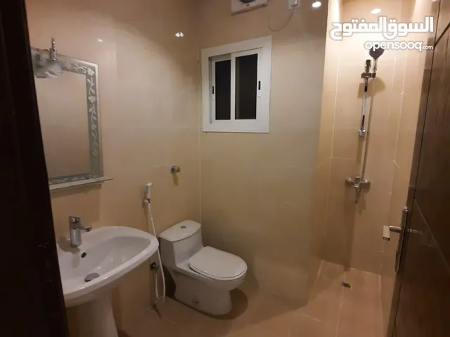 شقة للايجار في الرياض حي الحمرا ________________ تكون من غرفتين وصاله ومطبخ حمام  ______________ دور
