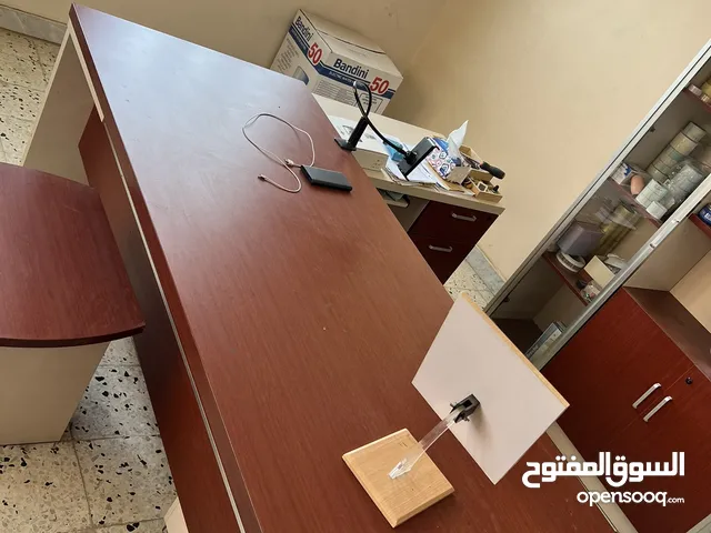 مكتب مستعمل. نظيف