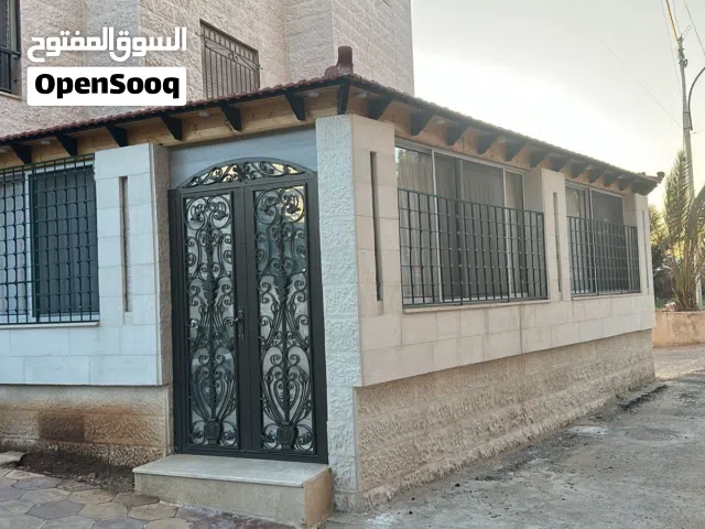 شقة أرضية مفروشة بالكامل مجددة بتشطيبات فاخرة ومستوى خمس نجوم