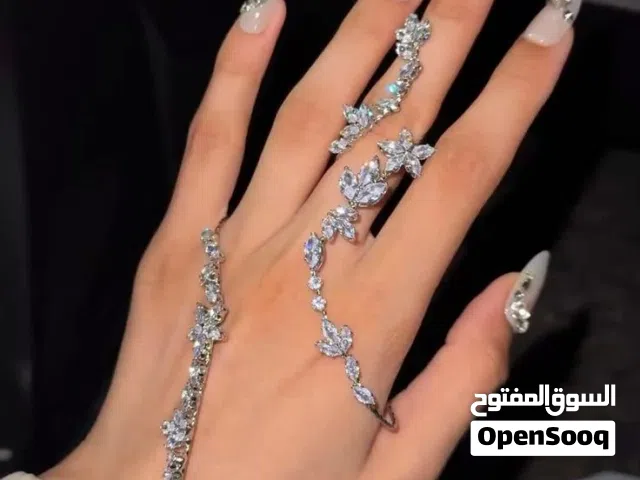 *شبكات اليد مرصعه بالزركون... الترند الذي أسر قلوب الفتيات حول العالم*  لأن التفاصيل هي سر الأناق