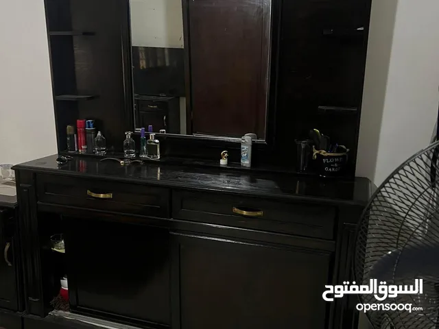 تواليت ثقيل لون بني بسعر 30 دينار