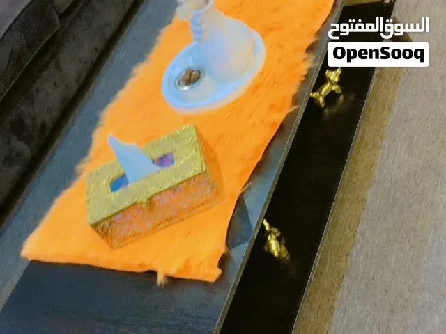 طقم كامل يتكون من طاولة نص وطاولة شاشة و3سيرفس وكالة لون بني في اربد