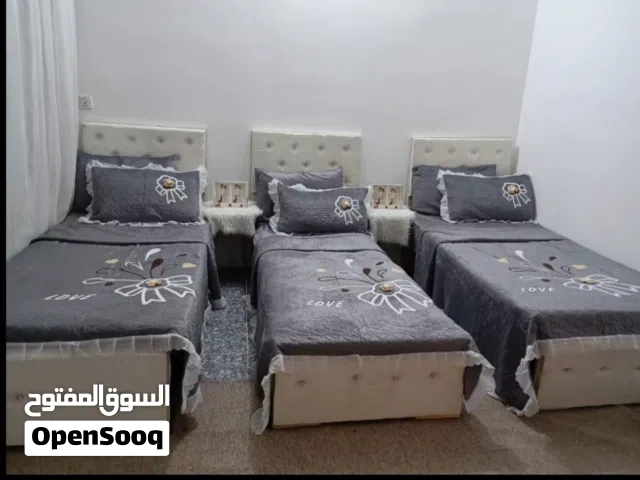 السلام عليكم عندي جرابي هيج لون ماروني خشب ثقيل