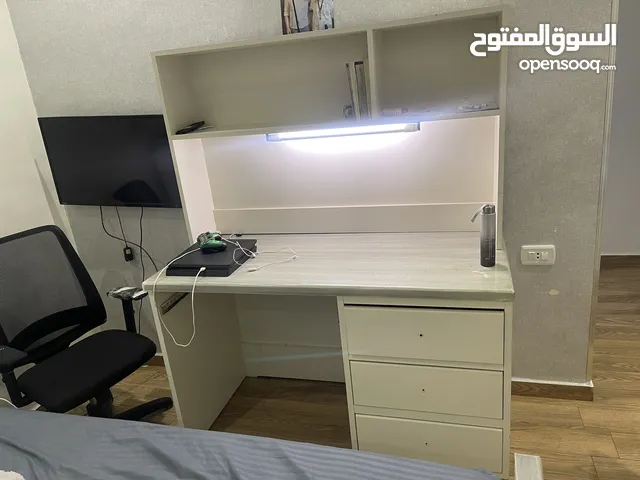 مكتب غرفة شباب للبيع بحالة ممتازه 50 دينار