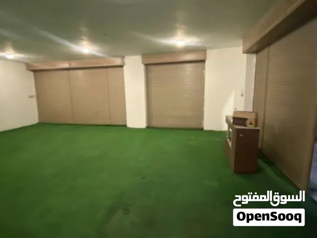 مستودع للايجار في ابو نصير بمساحه داخليه 350 متر وخارجية 100 متر