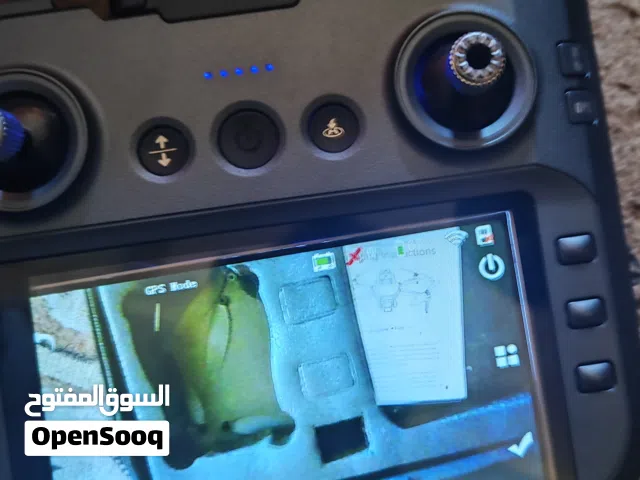 ادرون للبيع كامرتين وياها الكتلوك وا ريش احتياط المسافه4كيلو الارتفاع250مترالسعر300