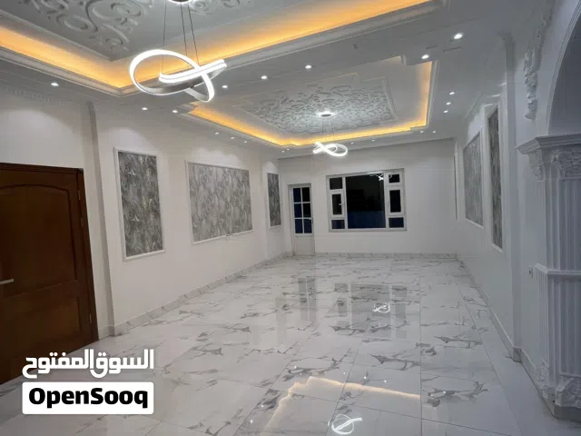 شقة للبيع في ارقى الاحياء في برج على شارعين زفلت حجر ابيض دوران اتجاه الشقة جنوبي غربي داافية ومهوية