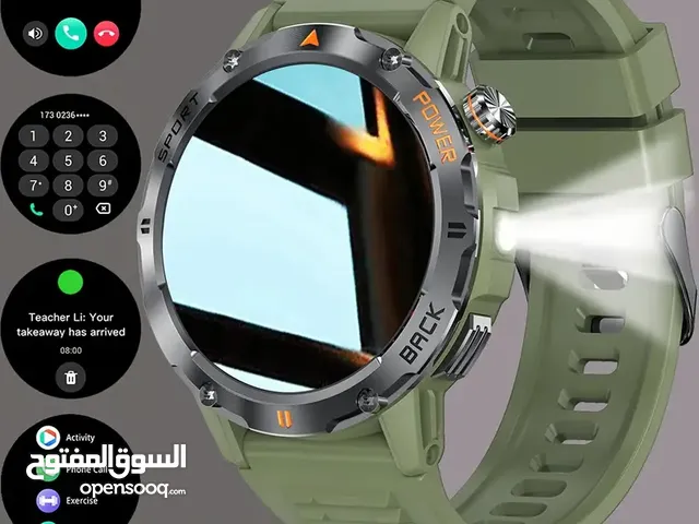 الساعة في الصورة هي ساعة ذكية K56 Pro، وهي مصممة للرجال ومناسبة للرياضات الخارجية.