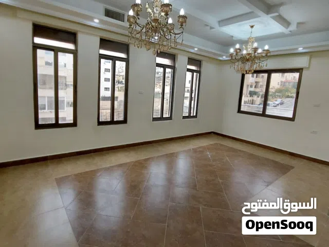 شقه فارغه للبيع سوبر ديلوكس في الجبيهه حي ام زويتينه طابق ثالث مع روف بحاله ممتازه بسعر مغري جدا