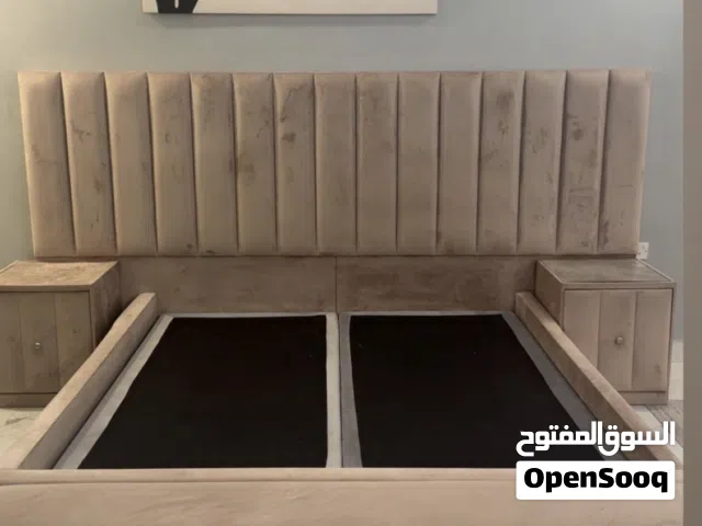 سرير وتسريحه من الأثاث الخشبي .