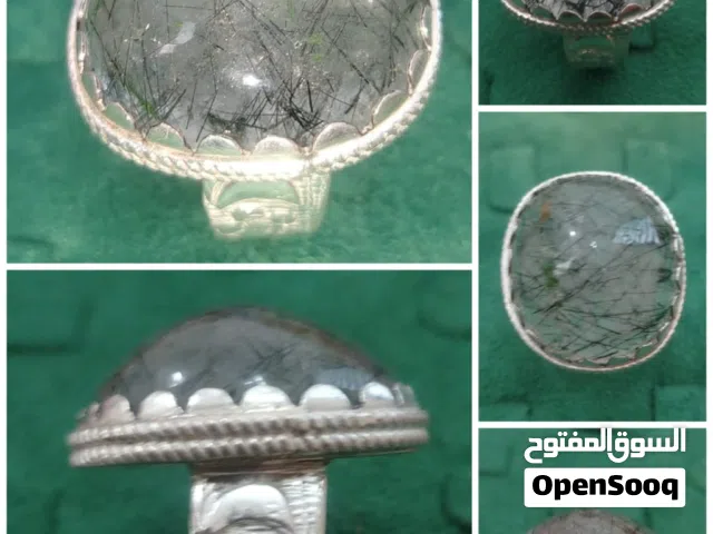 طبيعته: هو في الأساس حجر «كوارتز روتيل» (Rutile Quartz) يتكون من ثاني أكسيد السيليكون، وتتشكل داخله