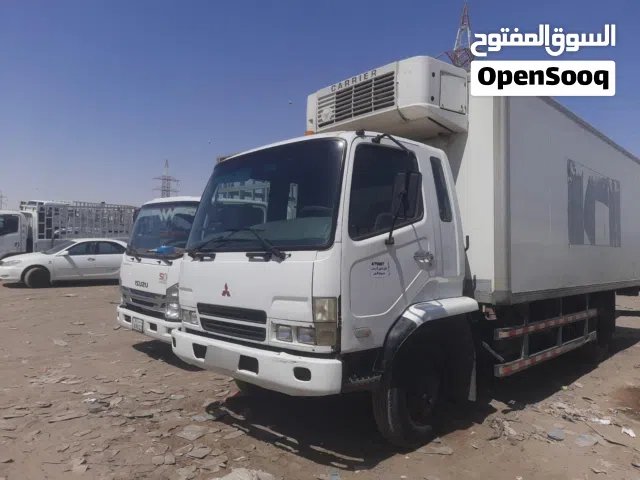لوري ميتسوبيشي ثلاجة  2009 ديزل مزودة بجك تحميل هيدروليكي 1.5 طن بحالة ممتازة شرط الفحص