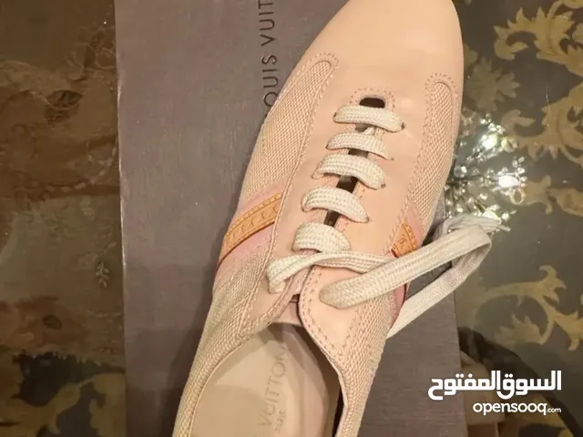 حذاء جديد رياضي نسائي لون زهري