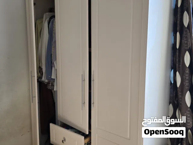 دولاب خشب زان أصلي طبيعي بسعر رمزي بسبب السفر.