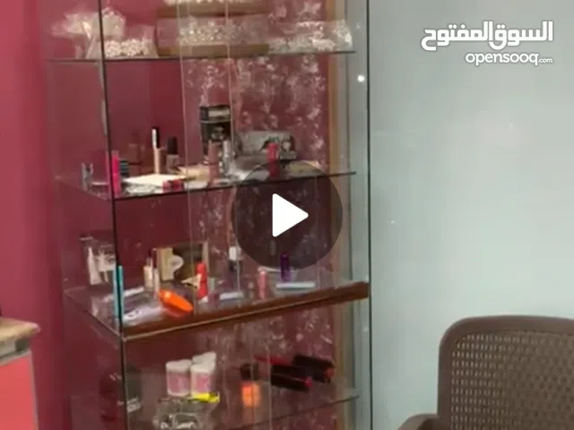 للبيع.ادوات صالون تجميل نسائى كراسي جديده استعمال شهر واحد فقط عدد 3 مع المغسله