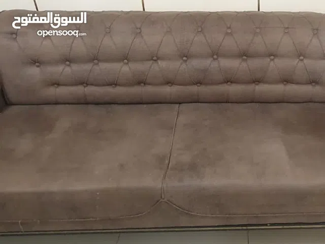 كراسي صالة مستعملة في حرق بسيط عند التكاية و الكرسي الطويل اثنين و الصغير واحد