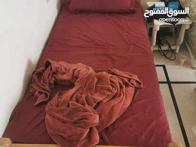 تخت مفرد عدد 2 شبه جديد فرشات اسفنج طبي عدد 3
