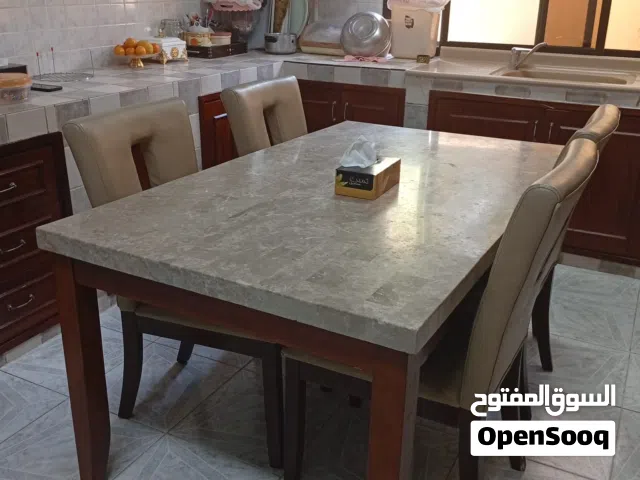 طاوله جميله وحليوه في حاله ممتازه