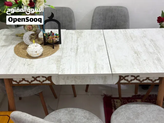 ميز طعام نظيف جداً جداً