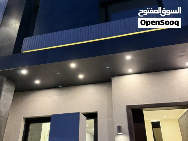بيت يتكون من طابقين يصلح شركة او مركز