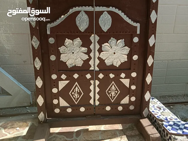 باب صغير على الطراز العماني