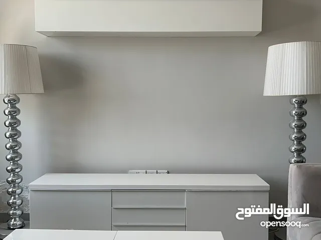 قاعدة تلفاز مع اضاءة جانبية