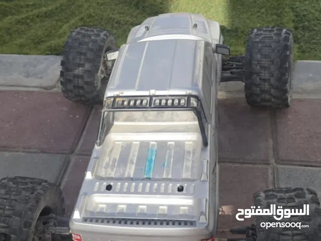 سياره بالريموت وبجرح بالبطارية وسريعه تطربك ومتعه فالاعب مع بطاريتين كبار والجرج الكبير للبيع