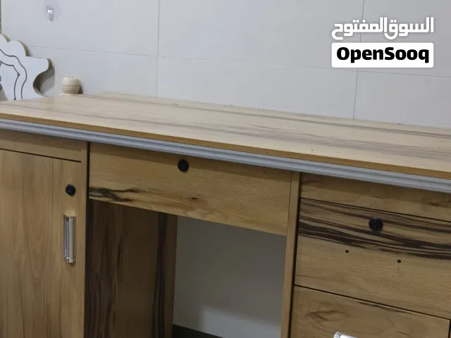 ميز مكتبي بلون البيج والابيض