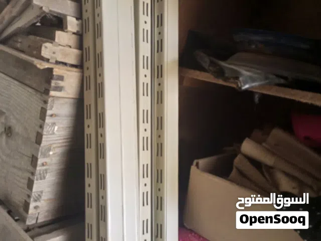 رفوف محل تجاري