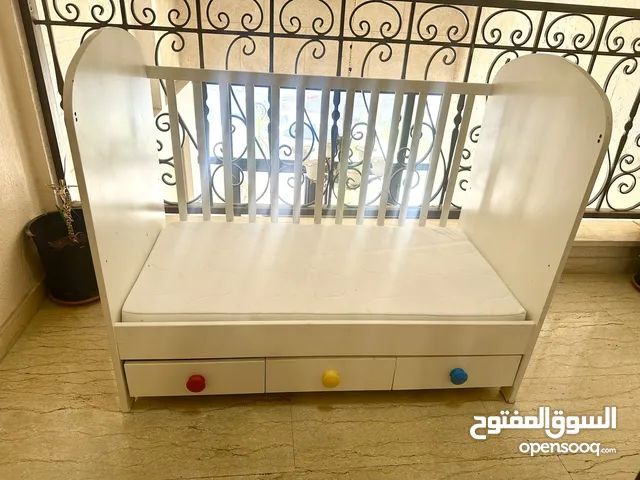 سرير اطفال مع 3 دروج من ايكيا بحالة ممتازه مع الفرشة والكفر للبيع
