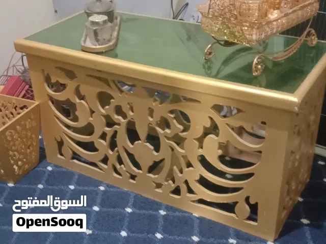 طاوله بنقوش ذهبيه مع السله