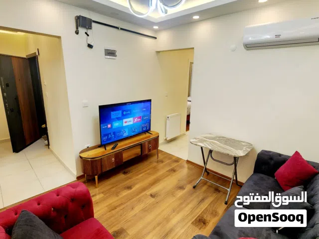 ثلاث غرفه وصاله لوكس Vip  طابق أول بدون مصعد  مكيفات عدد 3 حمامات عدد 2 قنوات عربي  يوجد بلكون