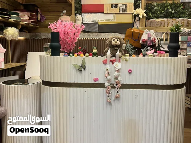 طاولة كاصه مع ديكور