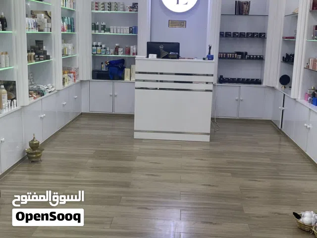بوتيك لمستحضرات تجميل وعطور بالعذيبة