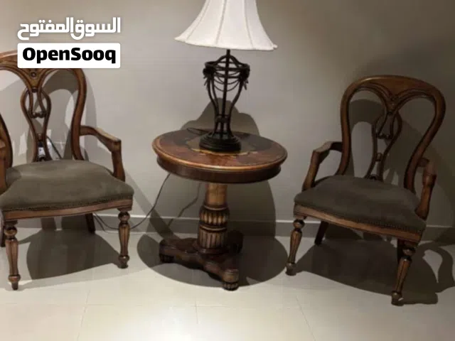 طاولة مع كرسيين لمدخل الشقة