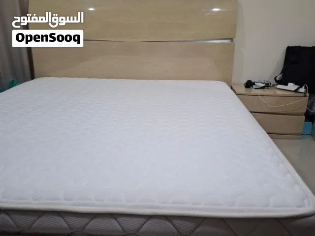 غرفة نوم كاملة سرير مزوج وتسريحة و 2 كومودينا بحالة ممتازة بدون خزانة