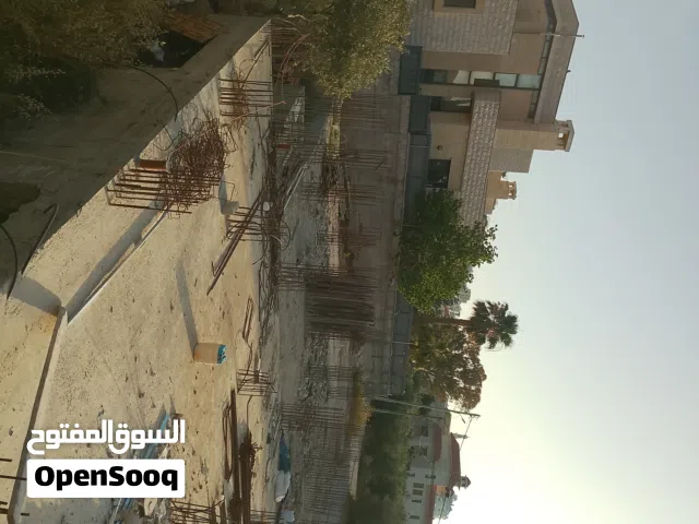 ارض مربعة مستوية، موقع فلل،