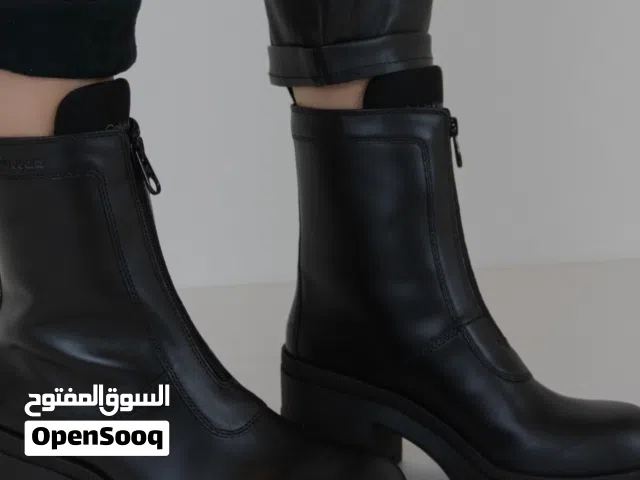 بوت نسائي قصير جلد مع كعب لون اسود