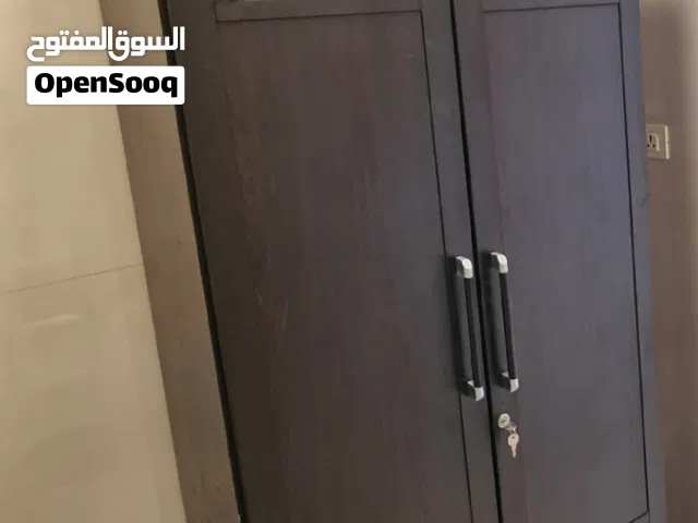 خزانة درفتين ماليزي بحالة ممتازة