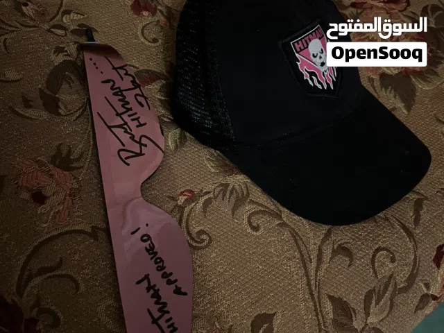 برت هارت Bret Hart نظارته الشمسية موقعة مع قبعته وتي شيرت وهودي خاصة به