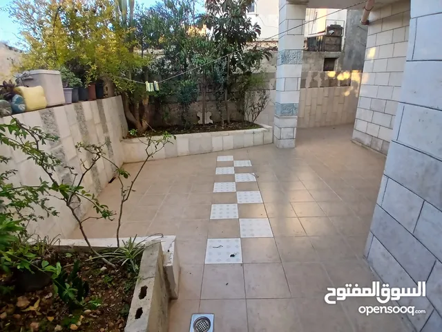 شقة للايجار غير مفروشة رافات  وسط البلد عرسان او عائلة صغيرة 1200 شيكل